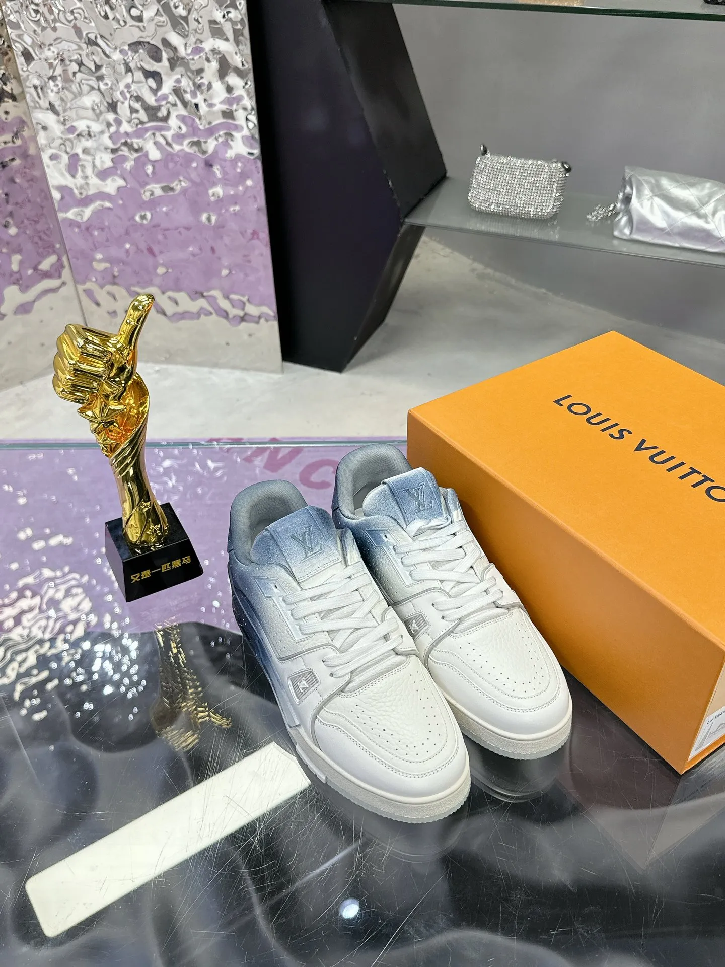 Men's men's shoes💰840❤️❤️❤️ (craft style, hand-rubbed, distressed, solid color, couple style) Original development, quality shipment, welcome to compare ❥❥❥❥❥❥LV sneaker series LV Trainer Maxi sneakers introduce the loose silhouette of the ready-to-wear series into the LV Trainer sneaker design written by Virgil Abloh, making an eye-catching appearance at the 2023 spring and summer men's wear show. The cow leather upper is combined with rough fabric laces, and colorful beading highlights the brand's classic elements. LV letters mark the tongue and Monogram floral outsole. Mixed materials Made of first-layer cowhide, wrapped in imported custom-printed denim, thick shoelace design, large Monogram print on the side, "lv 54" badges on the tongue and heel, rubber outsole decorated with Monogram flowers, mesh lining and cotton feet, the comfort is as extreme as ever, premium heritage, quality first, worth owning! Size: 35-40 for women, 39-44 for men (45 and 46 are custom-made and non-returnable) ♡Full set of packaging with original gift box